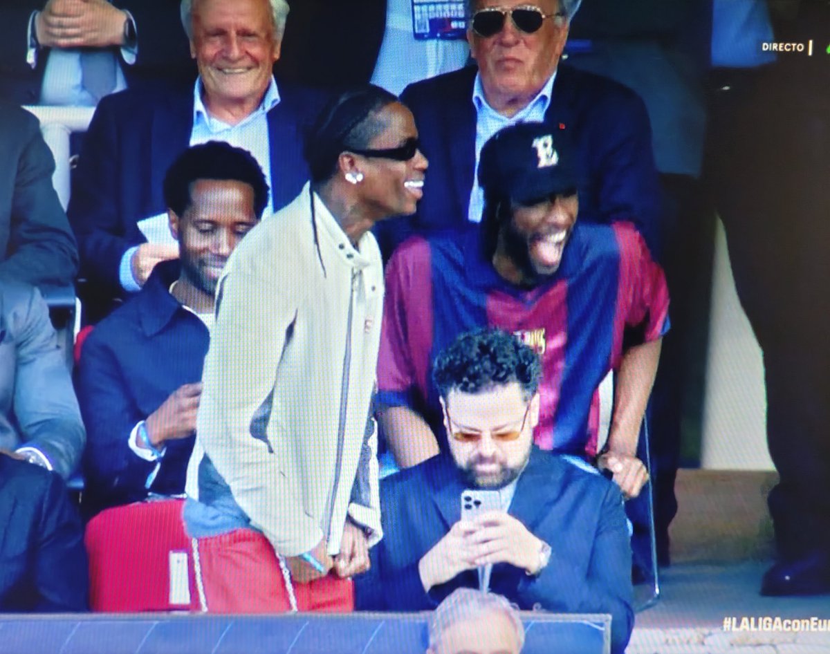 Travis Scott visto con Hoke en el palco de Montjuïc. Los artistas podrían estar preparando una colaboración.