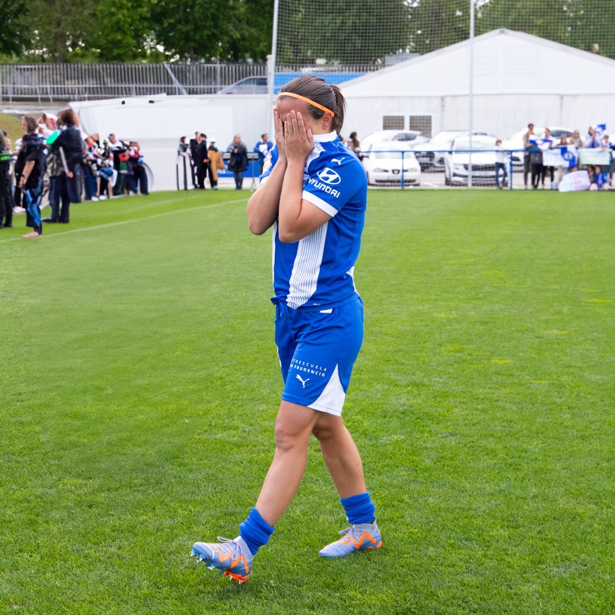 Gracias por ser la mejor capitana del planeta. Sabemos que nadie siente esto más que tú, <a href="/alba_aznar/">Alba.</a> 💙

Ojalá sientas el mismo 𝗼𝗿𝗴𝘂𝗹𝗹𝗼 que nosotras al verte.

#GoazenGloriosas ⚪️🔵