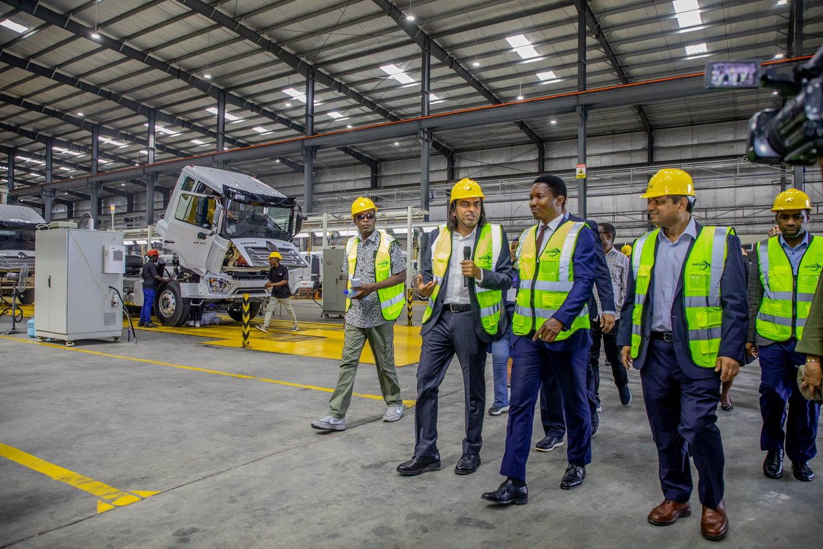 Waziri wa Viwanda na Biashara Mhe.Dkt.Selemani Jafo(Mb)
akitembelea Kiwanda cha kuunganisha Magari cha HOWO SATURN CORPORATION kuona jinsi shughuli za uunganishaji magari hayo zinavyofanyika wakati wa Sherehe za Maadhimisho ya Mwaka mmoja wa Kiwanda hicho zilizofanyika Mei