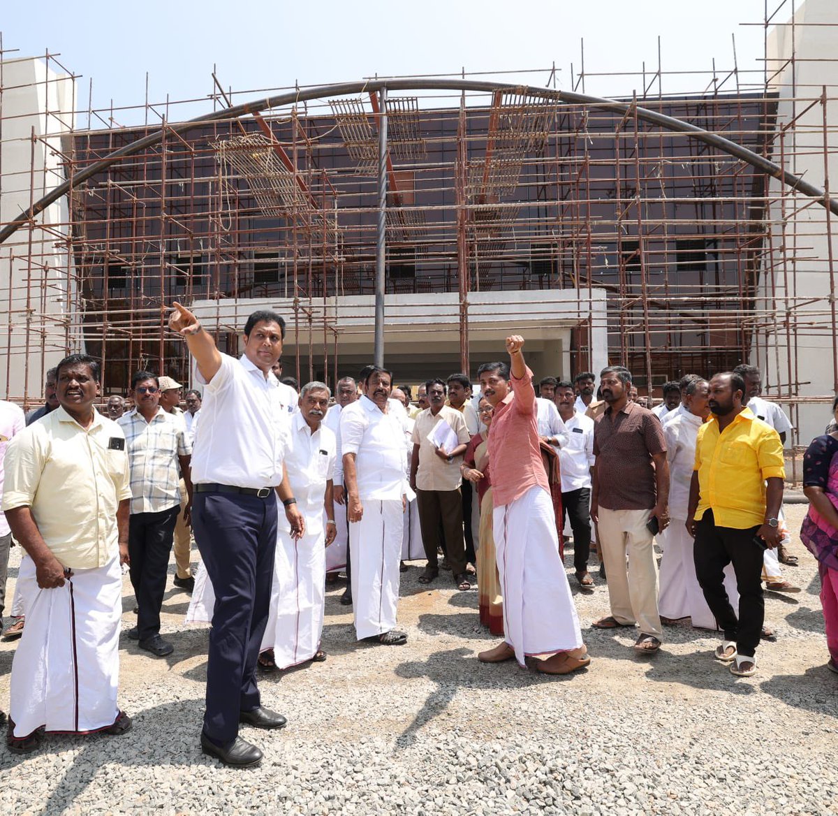 TRBRajaa's tweet image. #மன்னார்குடி யில் நடைபெற்றுவரும் புதிய பேருந்துநிலையத்தின் இறுதிக்கட்ட கட்டுமான பணிகளை மாண்புமிகு நகர்ப்புற வளர்ச்சித் துறை அமைச்சர் திரு.கே.என்.நேரு அவர்கள் மற்றும் மாவட்ட கழக செயலாளர் அண்ணன் திரு.பூண்டி.கே.கலைவாணன் MLA அவர்களுடன் இணைந்து இன்று நேரில் பார்வையிட்டு ஆய்வு செய்தேன்…