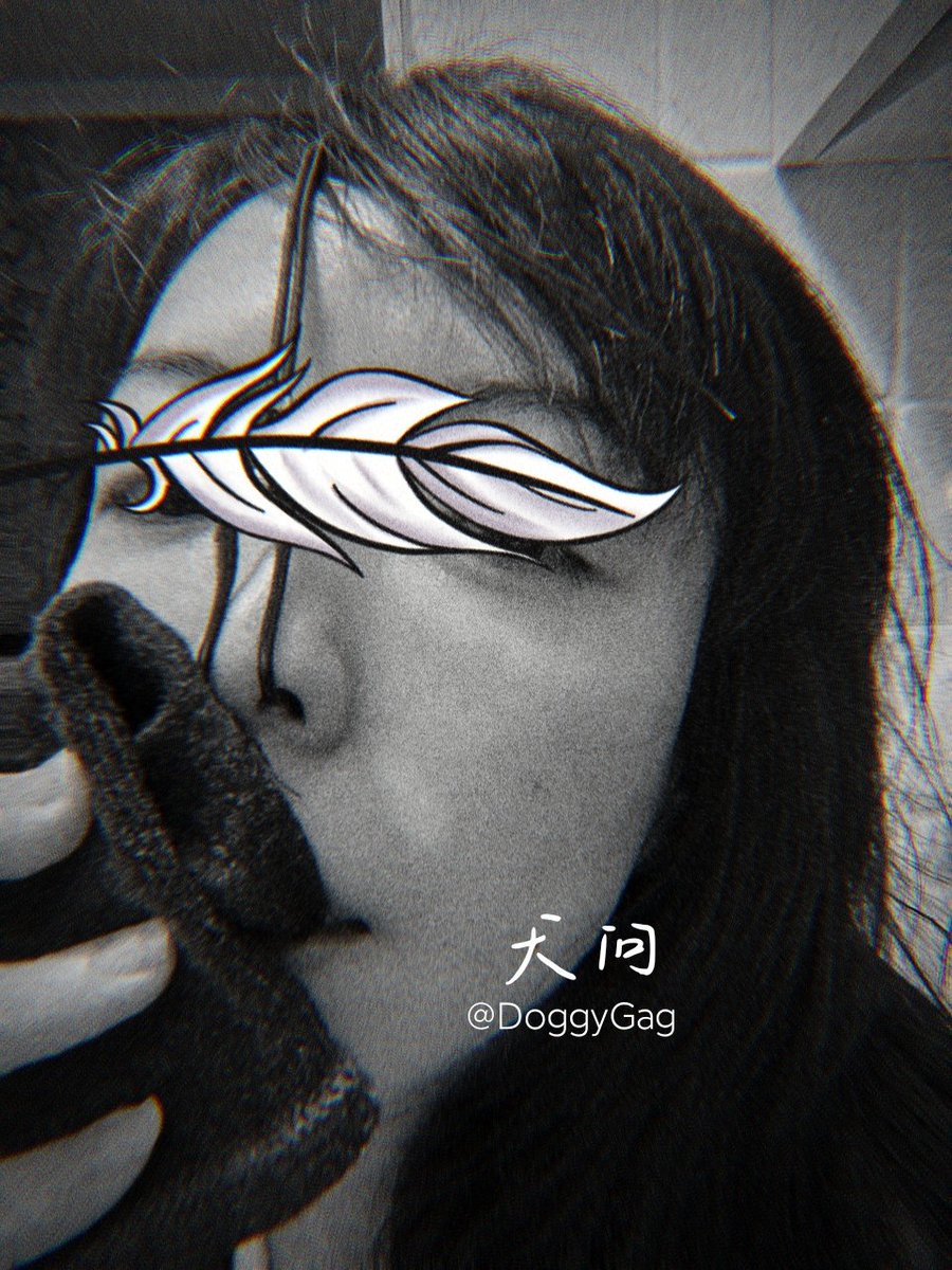 大律师带了一双主人的原味短袜回家，钩起鼻子，深深地闻。
#鼻钩 #羞耻 #臭脚 #恋足癖 #短袜 #反差 #律师