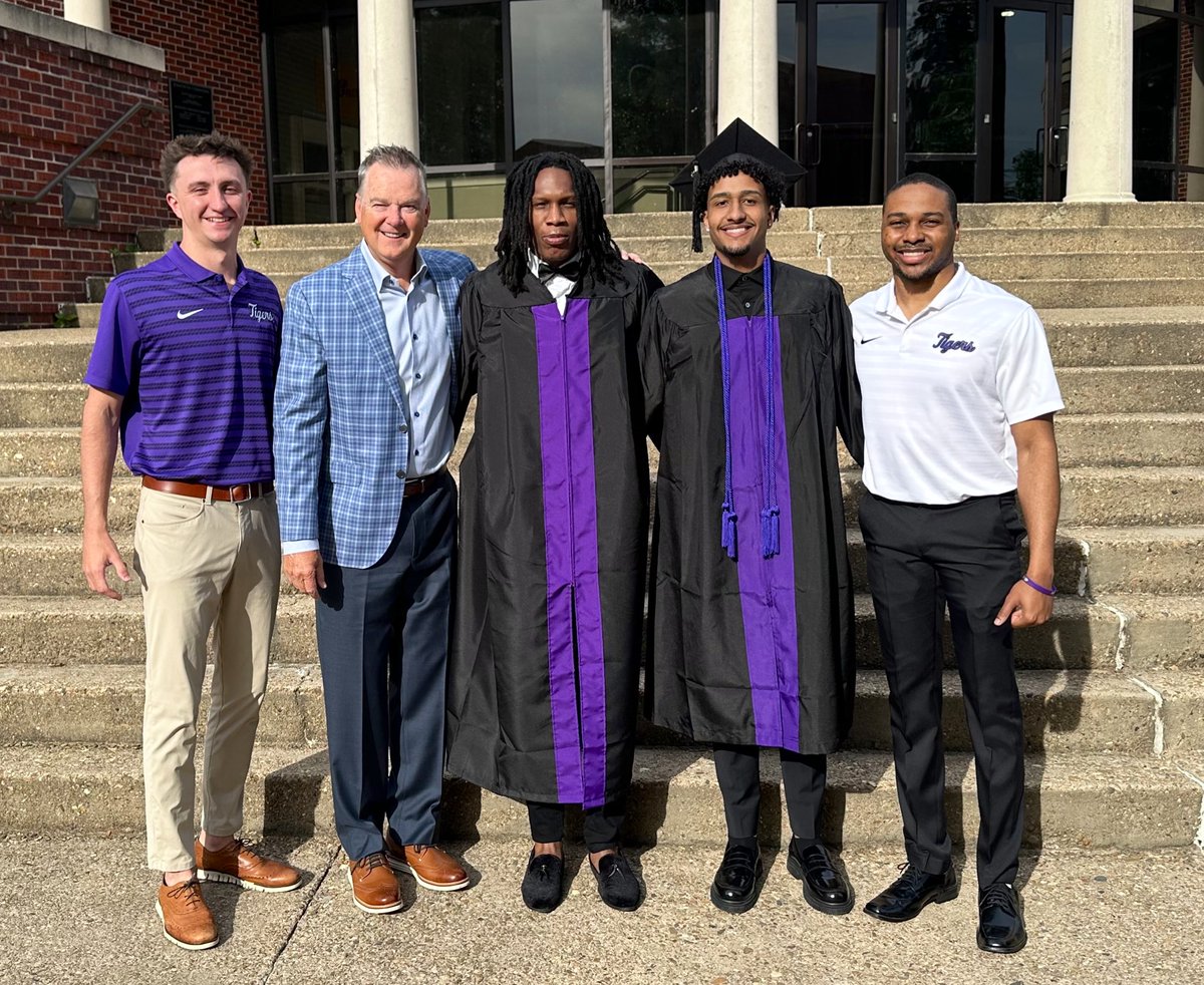 𝙄𝙩’𝙨 𝙖 𝙩𝙞𝙢𝙚 𝙩𝙤 𝙘𝙚𝙡𝙚𝙗𝙧𝙖𝙩𝙚! 🎓

Congratulations Reggie &amp; MJ.

#tigerfamily 🐅