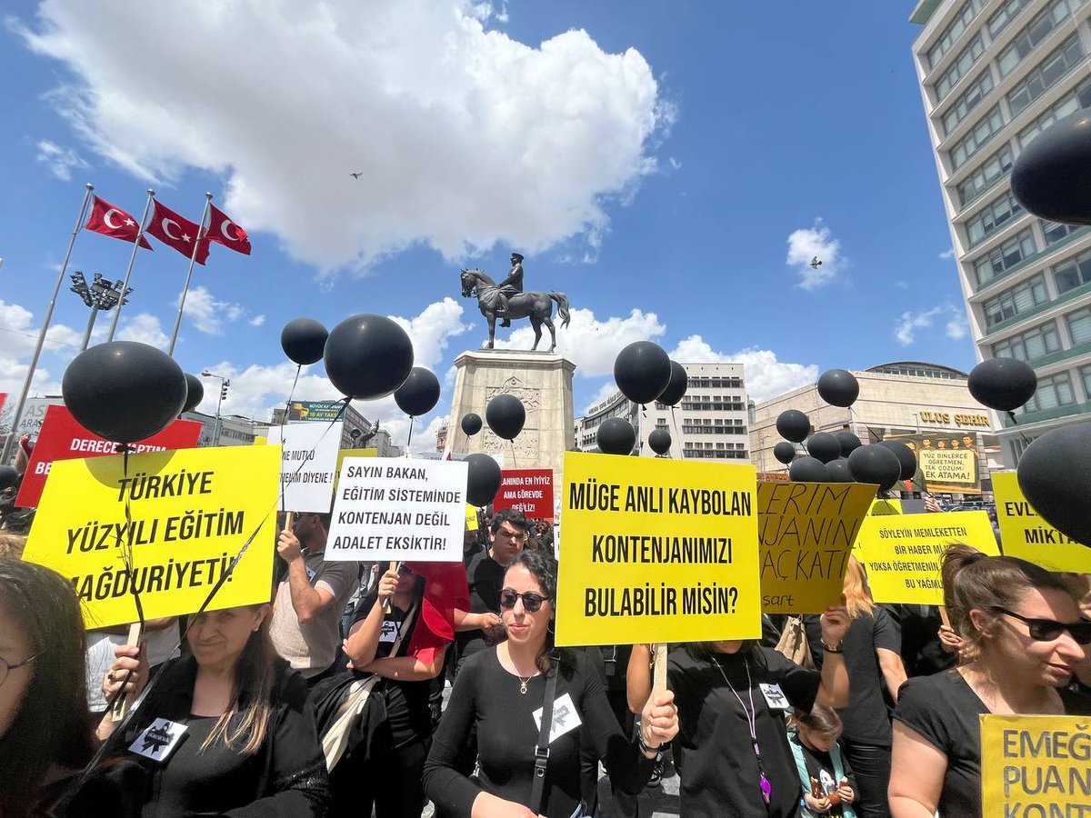 Binlerce öğretmen bugün Ulus'ta,  15 bin atama kontenjanını ve adil olmayan branş dağılımını protesto etmek için toplandı. Derece yapıp kontenjana bile giremeyen öğretmenlere Adil Dağılımlı Ek Atama verilmelidir.

#EkAtama2024YineUlusta