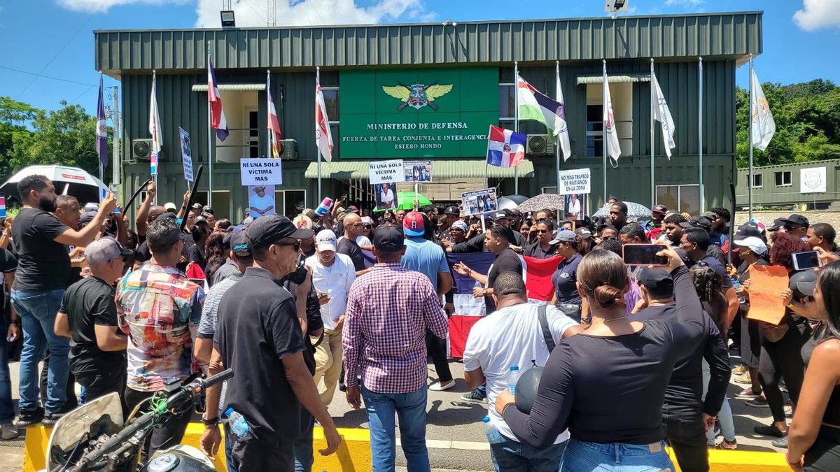Estero Hondo marcha en contra de el tráfico ilegal de Haitianos ,Frente al cuartel interagencial  de la comunidad , tras la muerte de varios comunitarios en manos de haitianos. 

#FueraHaitianos