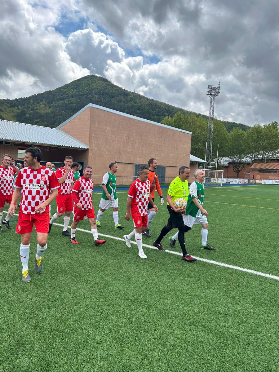 ⚽️ Partit de Festa Major entre els Veterans del #CFRipoll i els Veterans del Girona FC al camp municipal d’esports aquest dissabte (resultat 0-5). 

💙🤍 Fem esport, fem poble, germanor i festa!!! Gràcies companys gironins! ❤️🤍

#Ripoll