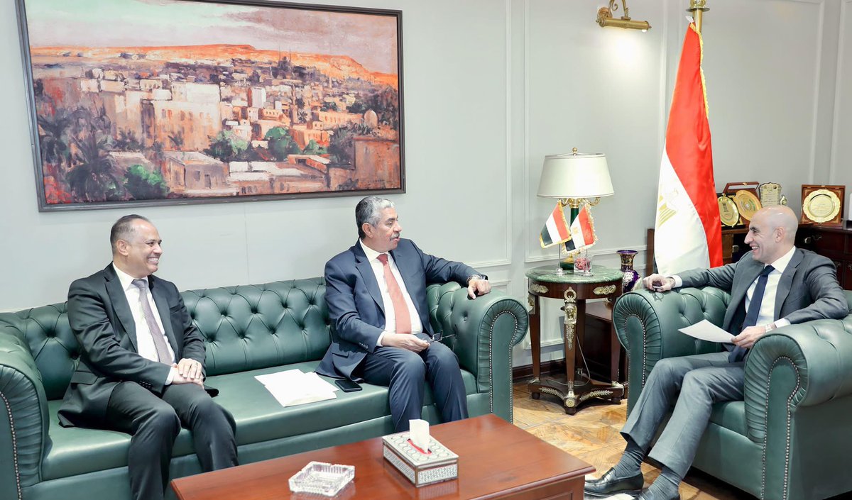 السفير بحاح يلتقي وزير التربية والتعليم والتعليم الفني المصري .

التقى سفير بلادنا لدى جمهورية مصر العربية خالد محفوظ بحاح ظهر اليوم في العاصمة الإدارية وزير التربية والتعليم والتعليم الفني المصري السيد محمد عبداللطيف ،جرى خلال اللقاء مناقشة العديد من القضايا التربوية