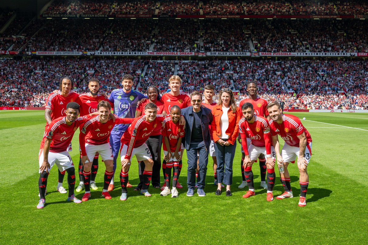 (RED) (@red) on Twitter photo History was made today. For the first time ever, Manchester United players wore the (RED) logo on the front of their iconic red jerseys to support the fight against global health injustice. Endless thanks to <a href="/Snapdragon/">Snapdragon</a> and <a href="/ManUtd/">Manchester United</a>! History was made today. For the first time ever, Manchester United players wore the (RED) logo on the front of their iconic red jerseys to support the fight against global health injustice. Endless thanks to <a href="/Snapdragon/">Snapdragon</a> and <a href="/ManUtd/">Manchester United</a>!