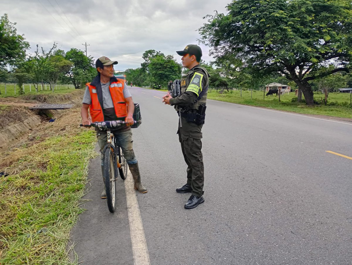 PoliciaCasanare's tweet image. #Diadelasmadres| El cuadrante vial cuatro de La Seccional de Tránsito y Transporte de la Policía en #Casanare, #pore entrega  recomendaciones  a  los actores viales peatones, vehículos de servicio particular y ciclistas, este fin de semana.#politicadebienestar