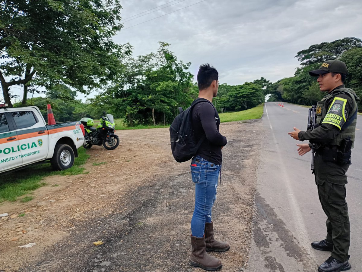 PoliciaCasanare's tweet image. #Diadelasmadres| El cuadrante vial cuatro de La Seccional de Tránsito y Transporte de la Policía en #Casanare, #pore entrega  recomendaciones  a  los actores viales peatones, vehículos de servicio particular y ciclistas, este fin de semana.#politicadebienestar