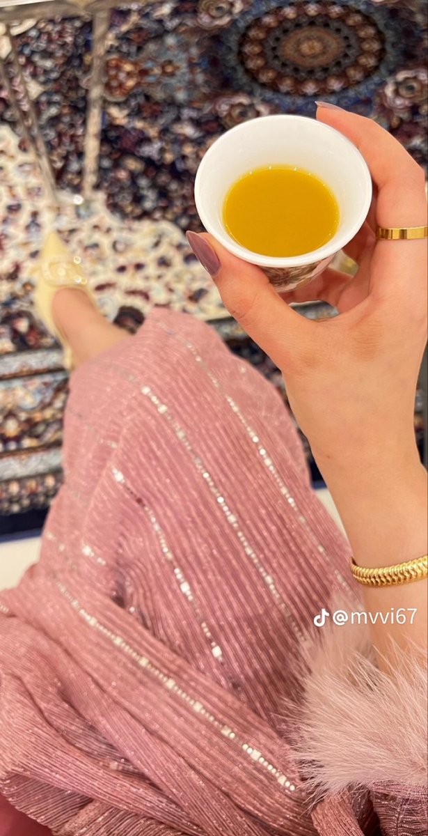 هل للحب رائحة ؟
نعم .. هو ذاك العبق الذي وجده سيدنا يعقوب في قميص يوسف عليه السلام فارتد إليه بصره .💙🤍