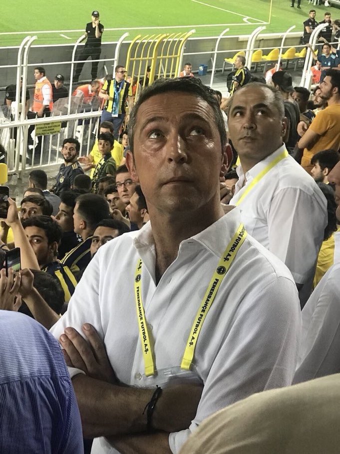 Seçim zamanı tribüne geliyordun. Şimdi yüreğin yetiyorsa tribüne gel. 

Ali Koç gideceksin gidecek. Arka planda kulis yapma. Yok taraftara göstereceğim diyormuşsun. Bize kimse bir şey gösteremez.