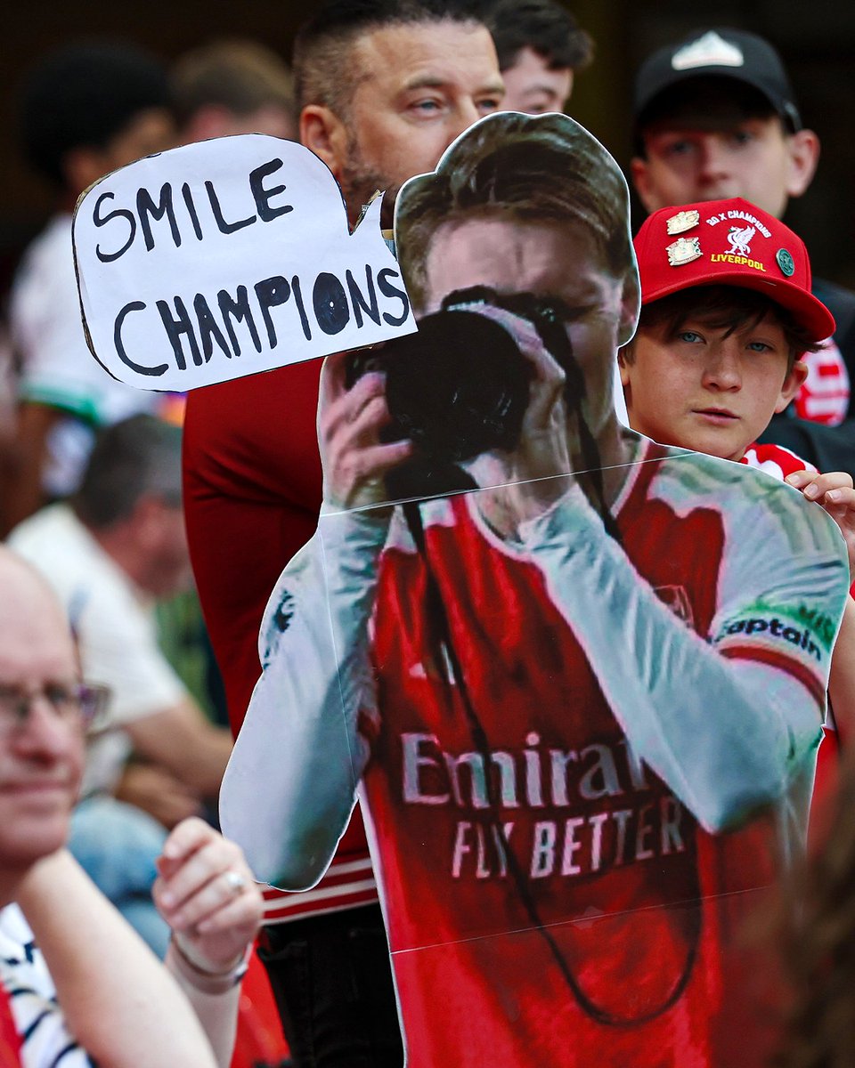 Liverpool fans with a warm welcome for Arsenal 😅🏆