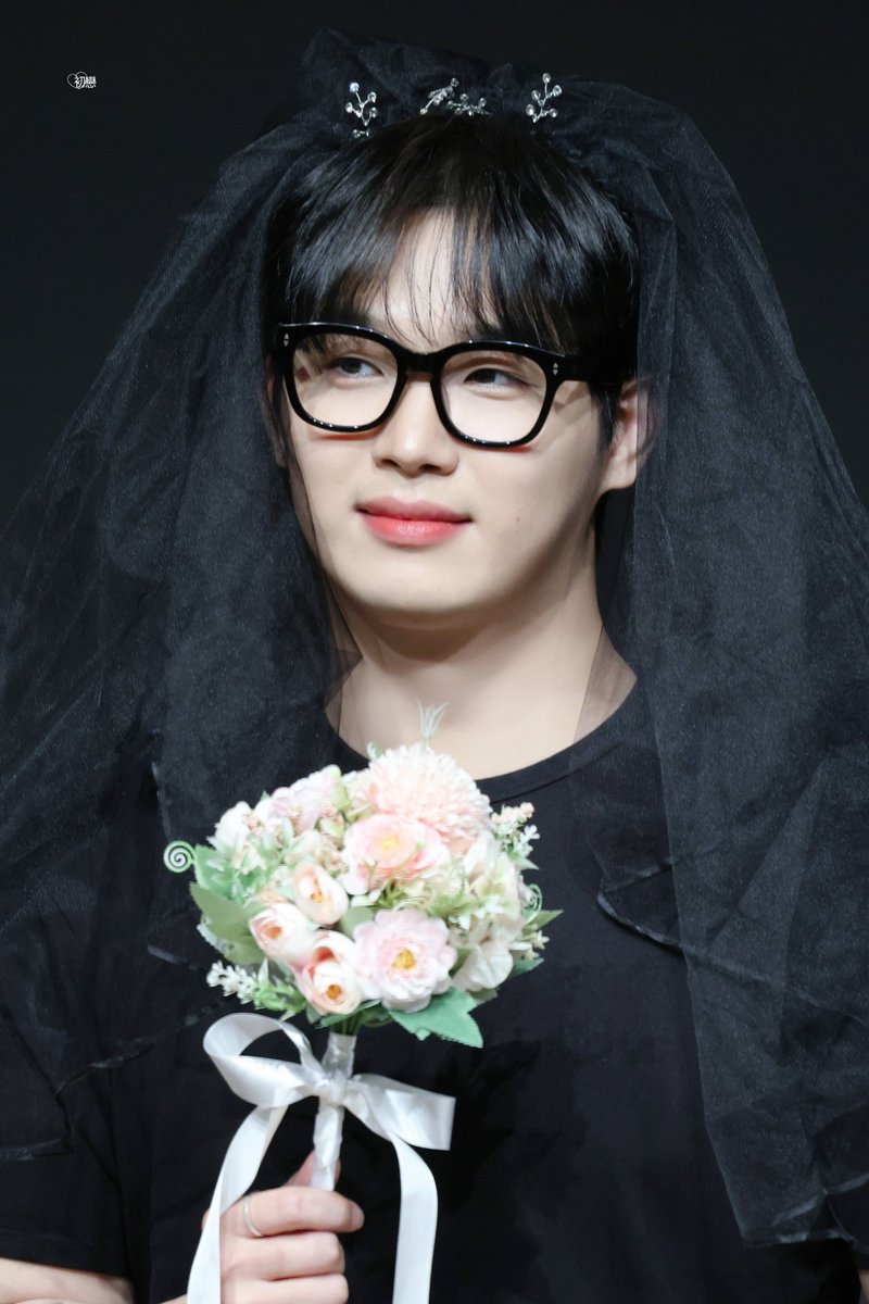 250510 에버라인 팬싸

💐

#비투비 #임현식 #BTOB #LIMHYUNSIK