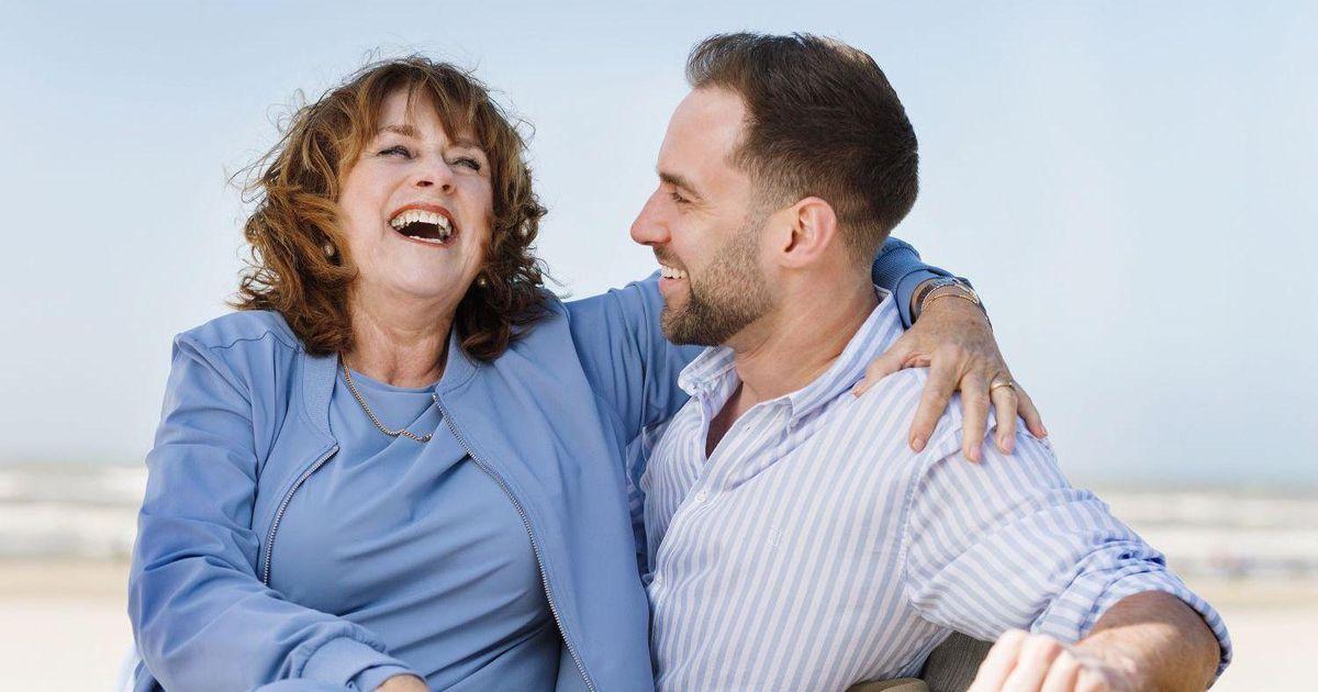 Chris (34) is een moederskindje: ‘Niemand die mijn grappen zo leuk vindt als zij’ telegraaf.nl/vrouw/15094236…