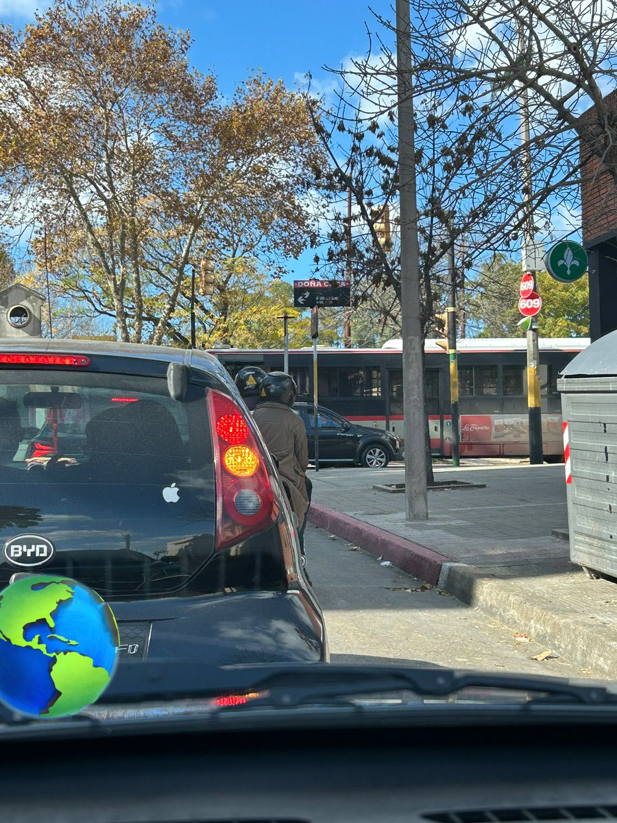 SofiBellafont's tweet photo. Como siempre los bondis  se creen los dueños de la calle impidiendo que los demás crucen https://t.co/Vaj3VE1CH6