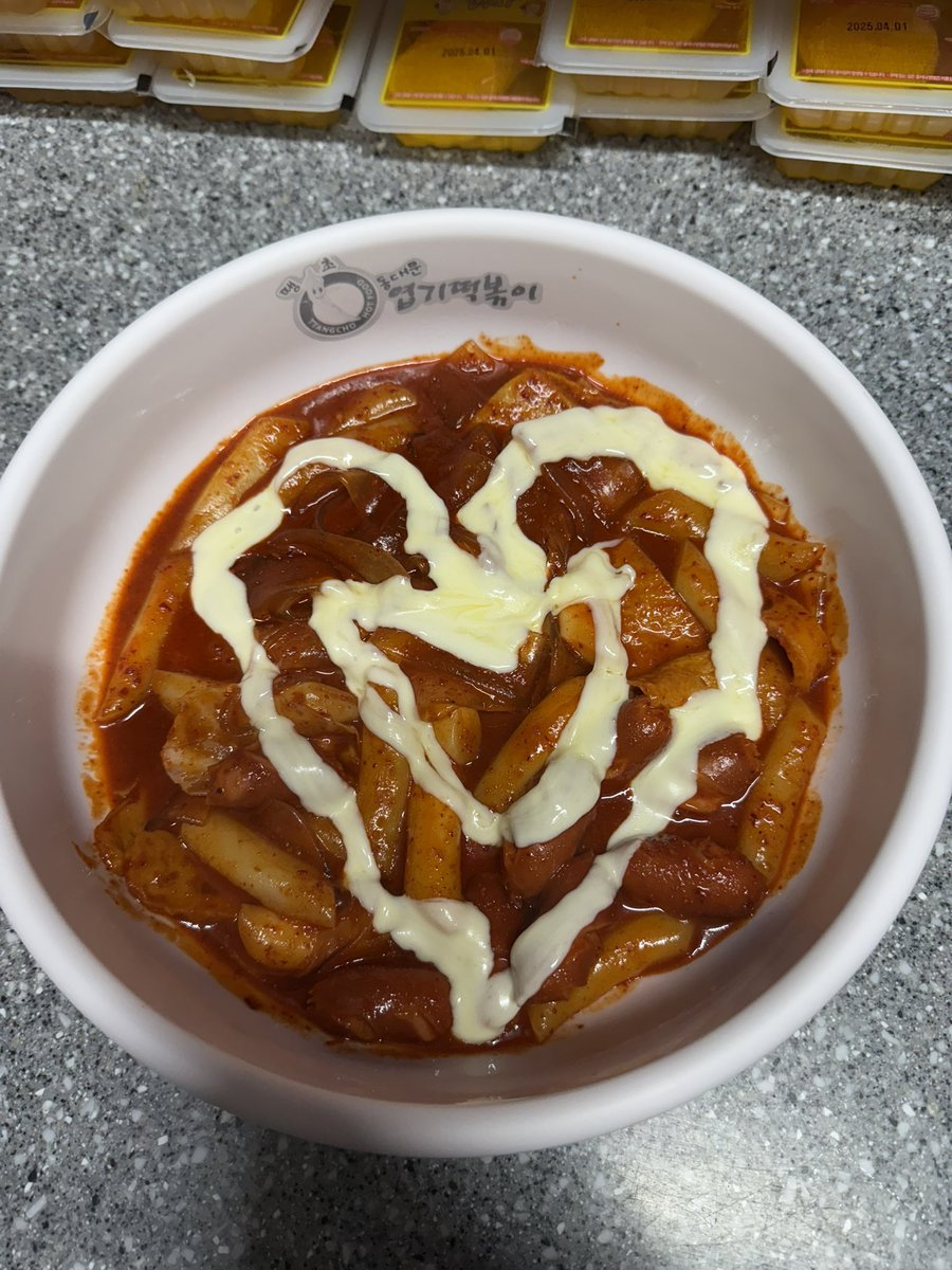 YuEeeeae's tweet photo. 엽떡 알바하면서 손님오면 오면 ㄹㅇ 치즈로 묘기부려가지고 줌 

그럼 막 사진찍고 아 기엽다!!이러면 
속으로 ㅈㄴ뿌듯 https://t.co/77xpeHtiAK