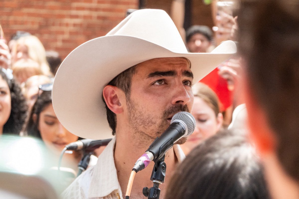 vacationeyes's tweet photo. save a horse ride a cowboy https://t.co/PZ7WIYB2AH