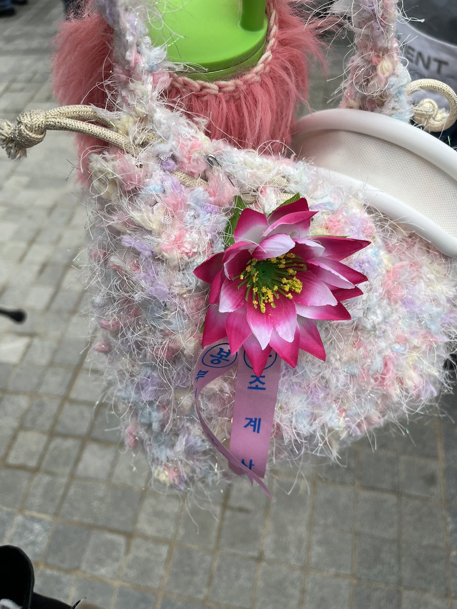 테무에서 산 실이 너무 이뻐서 작은 손가방을 만들었고
부처님오신날 조계사 갈때 유용하게 사용☺️
역시 뜨개가방은 사이즈별로 소재별로 있어야만해