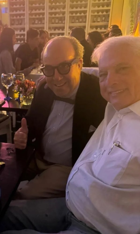 Tengo claro q debe estar preso, entiendo las motivaciones del salvoconducto. Pero q el Embajador de Panamá en Colombia sea parte de la burla del evasor (por más amigos q sean)no hace otra cosa q aumentar el cuestionamiento al Gobierno...en un país serio ya estaría destituido