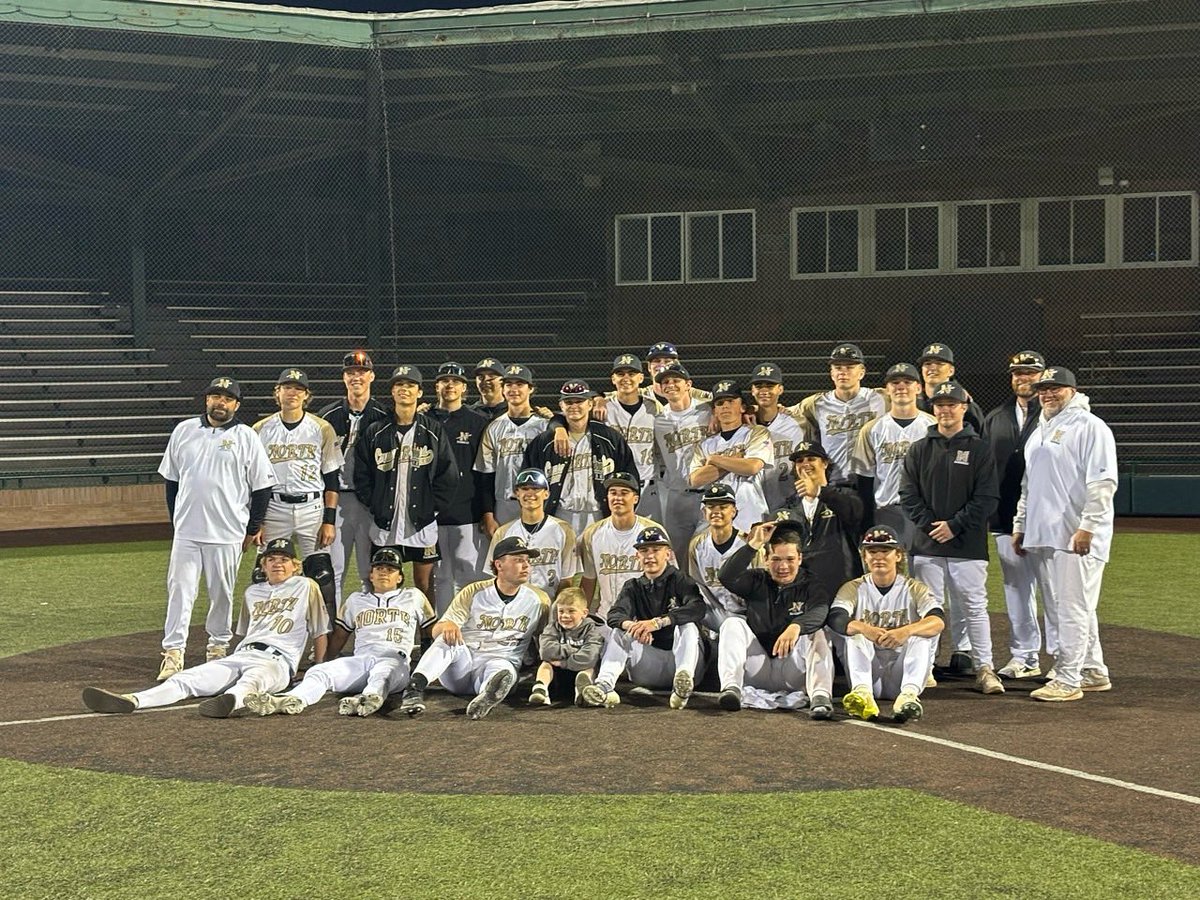 Our stadium tour win streak continues! We traveled to Oestrike stadium at Eastern Michigan University and emerged victorious in a doubleheader under the lights vs Monroe, winning both games with scores of 4-3 and 5-3. Next up, we'll face Utica this week in our final MAC White