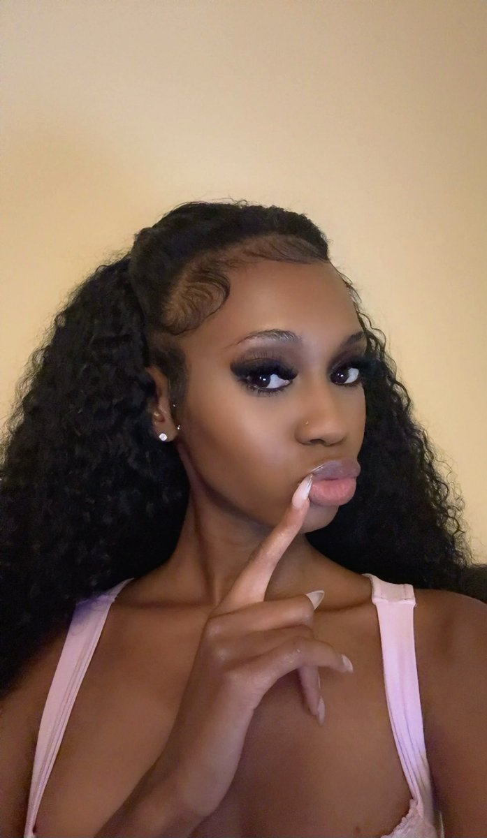 So pretty girl you belong in a gallery 😍