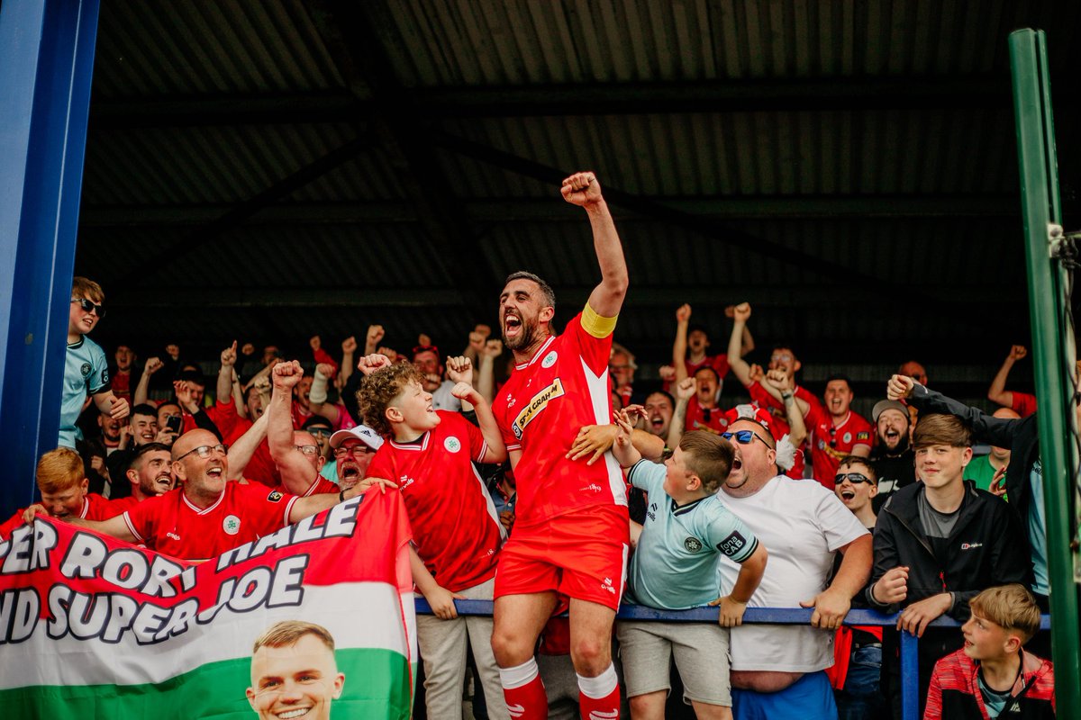 OfficialNIFL's tweet image. What a photo 📸

Real football.
Real fans. 

Exactly what this league is all about ❤️