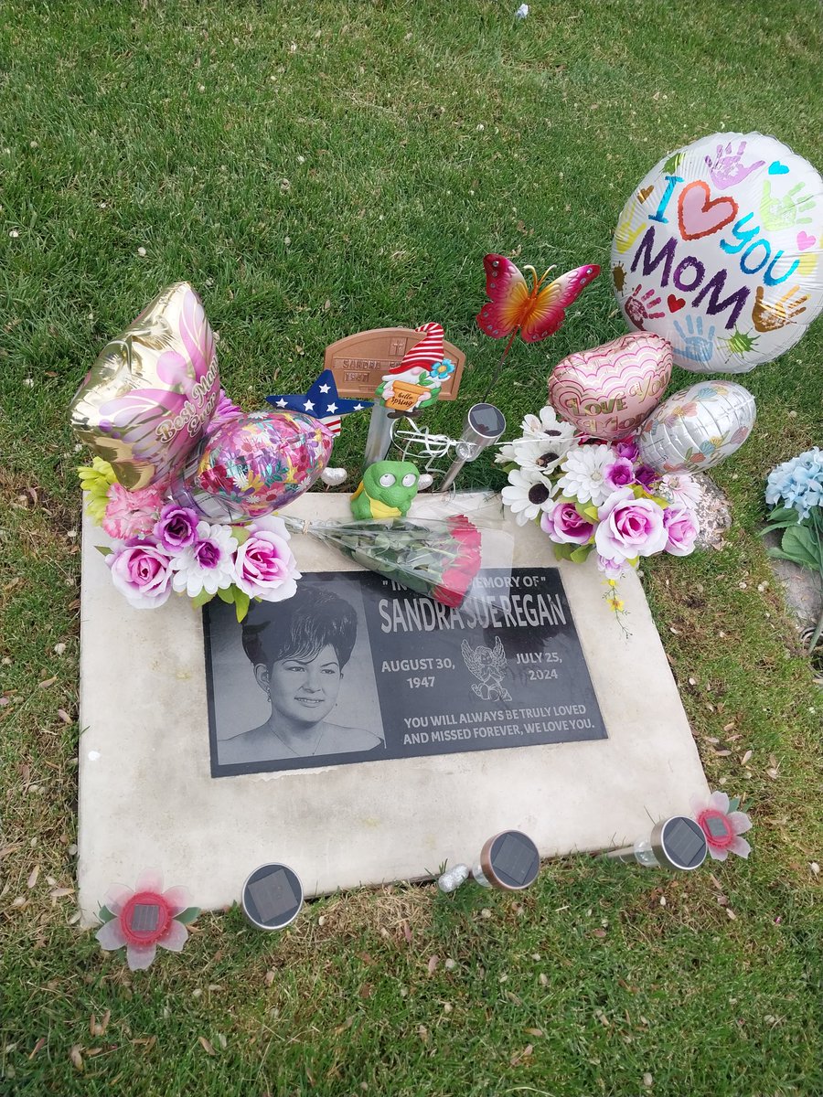Shortyshit42's tweet photo. Happy Mothers Day in heaven, Mama. I love you and miss you so much. Lots of hugs and kisses sent to you in heaven 😭😭😭😭😘😘😘😘❤️❤️❤️❤️💔💔💔💔 https://t.co/Wbd1mFK1Vf