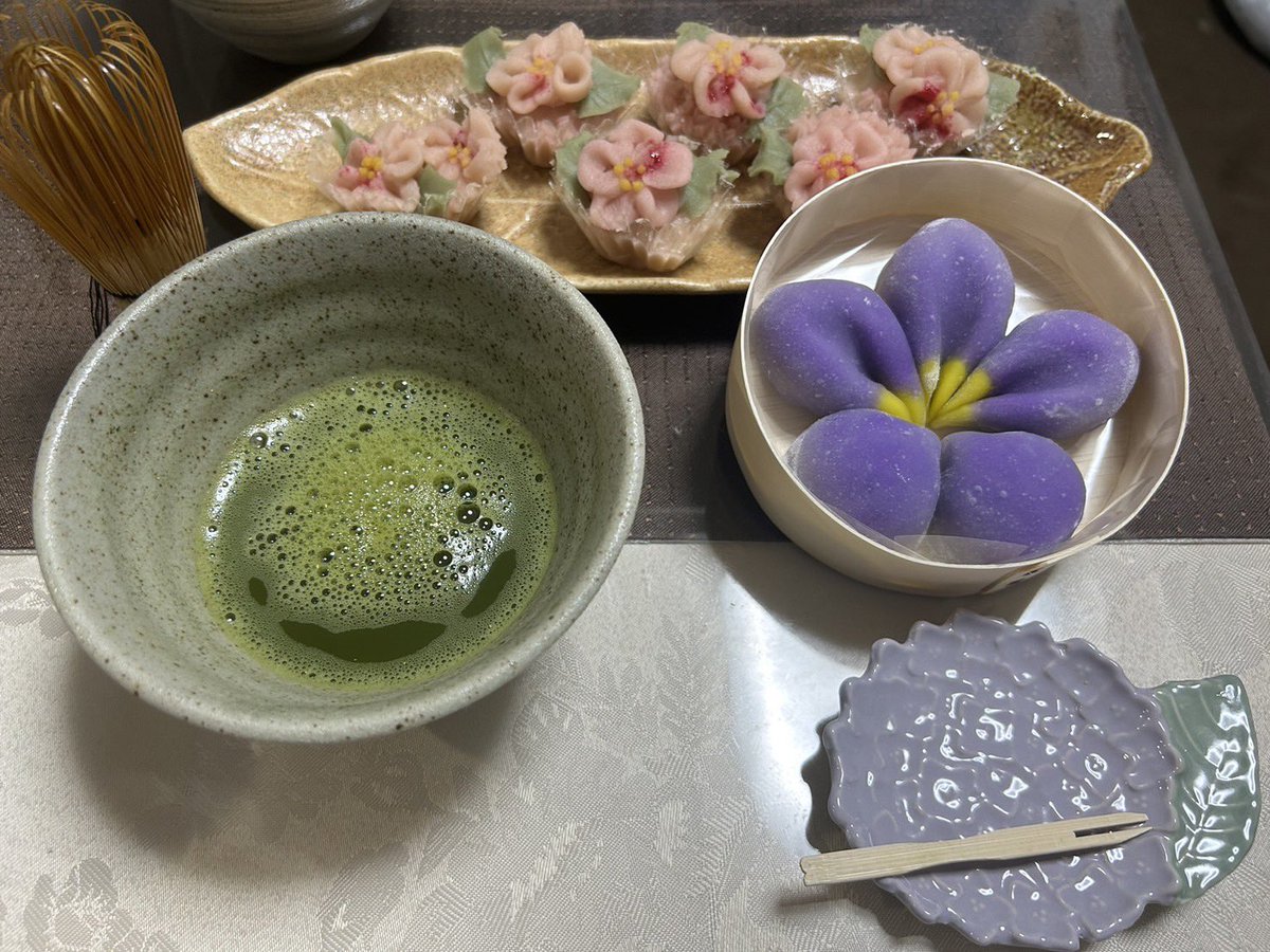 LulunTomomo's tweet photo. 今年の母の日は
去年に増して盛りだくさんでした。
色々考えて準備してくれたのが嬉しい☺️
今日は一緒にお花絞りをして
お抹茶をたてました。

#母の日　#鎌倉ランチ　#あやめ餅 https://t.co/vNxyz99Ac2