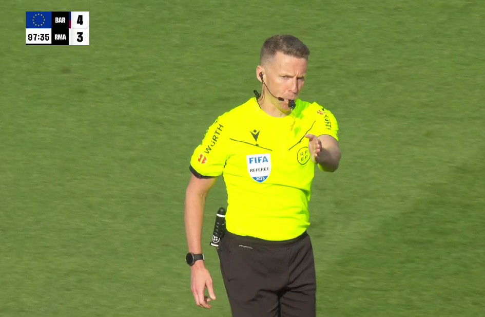 La cara de enfado de Hernández Hernández al pitar el final del partido porque no ha podido hacer con todos sus esfuerzos que ganase el Real Madrid. Mucho ánimo. 😭