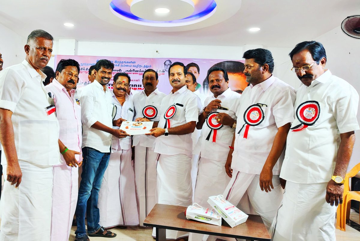 திருச்சி புறநகர் தெற்கு மாவட்ட தகவல் தொழில்நுட்ப பிரிவு மற்றும் அண்ணா தொழிற்சங்கம் சார்பில் நடைபெற்ற மாபெரும் இரத்ததான முகாம் நடைபெற்ற நிகழ்ச்சியில் பங்கேற்று.. துவக்கி வைத்து இரத்த தானம் செய்தவர்களுக்கு பாராட்டு சான்றிதழ் மற்றும் பரிசுகளை வழங்கினேன். நிகழ்ச்சி ஏற்பாடுகளை