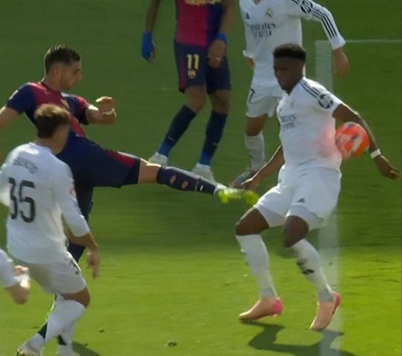 Hamza8Barca's tweet photo. NO HAND-BALL                      HAND-BALL

😂😂😂😭😭😭😭 https://t.co/WKFwQzFDvR