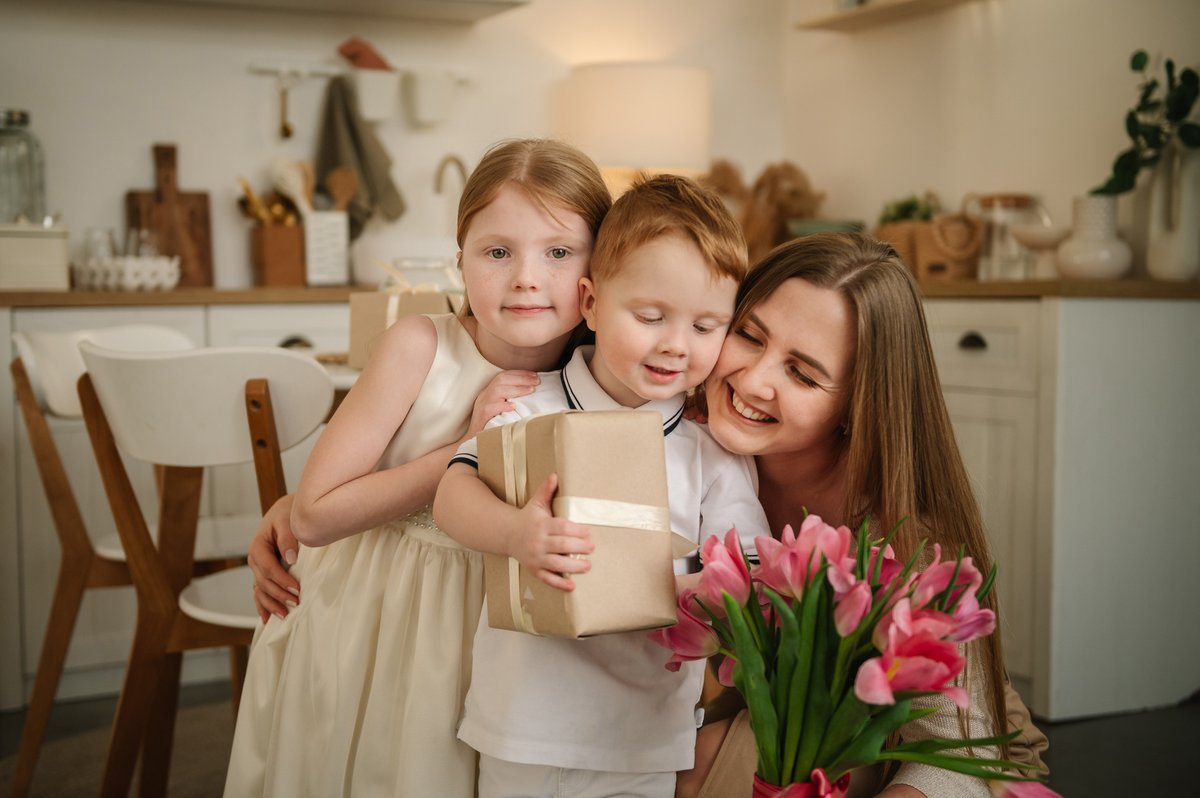 DoubleCover2's tweet image. 💖 Happy Mother’s Day to all the incredible moms, stepmoms, grandmothers, and role models in our lives. To the world, you’re a mom, but to your family, you’re the world!