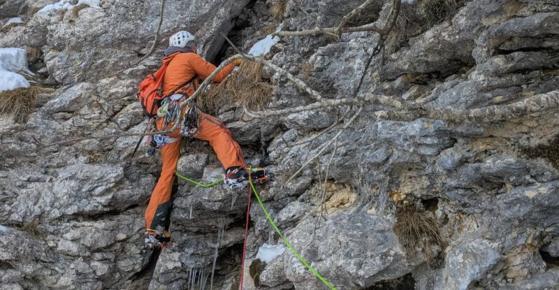lagoped_com's tweet photo. 🏔️ Retour sur cet hiver qui a offert de bonnes conditions pour l’alpinisme, en particulier dans les terrains mixtes. Parmi ceux qui ont su en tirer parti, Julien DESECURES, guide de haute montagne et co-fondateur de Lagoped, a exploré de nouveaux itinéraires. https://t.co/HMGFgM2PIs