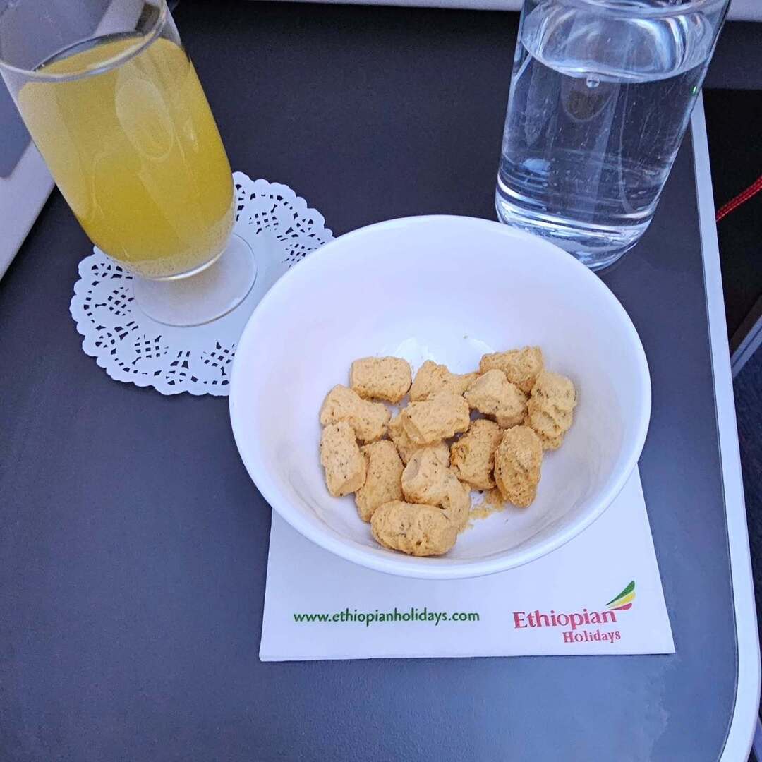 wanderonomy's tweet image. Not sure what the snack is, but I kinda like it.
#ethiopianair instagr.am/p/DJhSEBIJuxb/