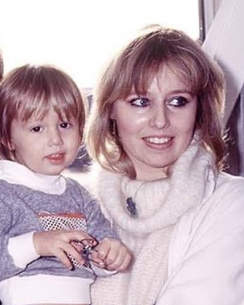 Happy Mother’s Day 🌹
With all my love and deepest respect,
RJ

#MothersDay #DwinaGibb #RJGibb #BeeGeesLegacy #GibbFamily #LoveAndRespect #HeartOfOurHome #HonoringMothers #RobinGibb #RobinJohnGibb #HappyMothersDay #BeeGees