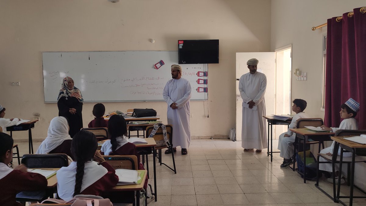 #فعاليات_تعليمية_ظفار 
#تعليم_مستدام
تشرفت المدرسة اليوم بزيارة الفاضل أ. مسلم العامري مدير إدارة التربية والتعليم برخيوت و   أ. علي الجحفلي ، وقاما بالمرور على الصفوف وحث الطلبة على الإلتزام بالحضور وتحفيز طالبات الثاني عشر على اختيار الكليات التي تنناسب مع سوق العمل .