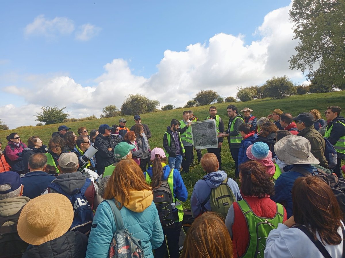 Radio Águeda (@radioagueda) on Twitter photo Más de 150 personas participan en el Geolodía en El Maíllo <a href="/usal/">Universidad de Salamanca</a> <a href="/sgeologica/">Soc Geológica España</a> noticiasciudadrodrigo.com/2025/05/11/mas… Más de 150 personas participan en el Geolodía en El Maíllo <a href="/usal/">Universidad de Salamanca</a> <a href="/sgeologica/">Soc Geológica España</a> noticiasciudadrodrigo.com/2025/05/11/mas…
