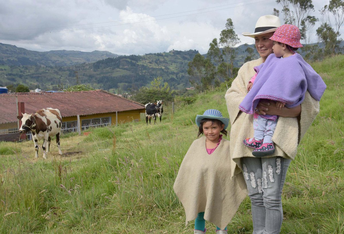 #FelizDiaDeLasMadres, a ellas las que trabajan y luchan, a las que le conflicto les a arrebatado a sus hijos y no aflojan en la convicción por construir un nuevo país.

A las madres campesinas nuestro homenaje, con sus manos no sólo abrazan a sus hijos sino al país entero. 👩🏽‍🌾🔥💚