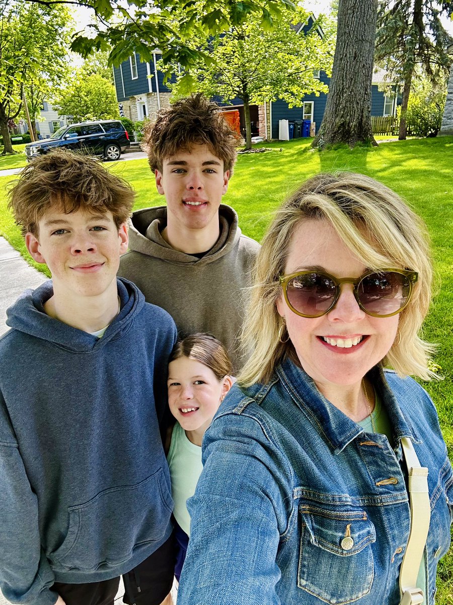 My little ducklings treated me to a walk and our favorite breakfast spot this morning. Being a mom is still my favorite and hardest job, and I wouldn’t trade a single moment. Happy Mother’s Day to all my fellow mamas and mother figures! You deserve all the flowers today!💐💕