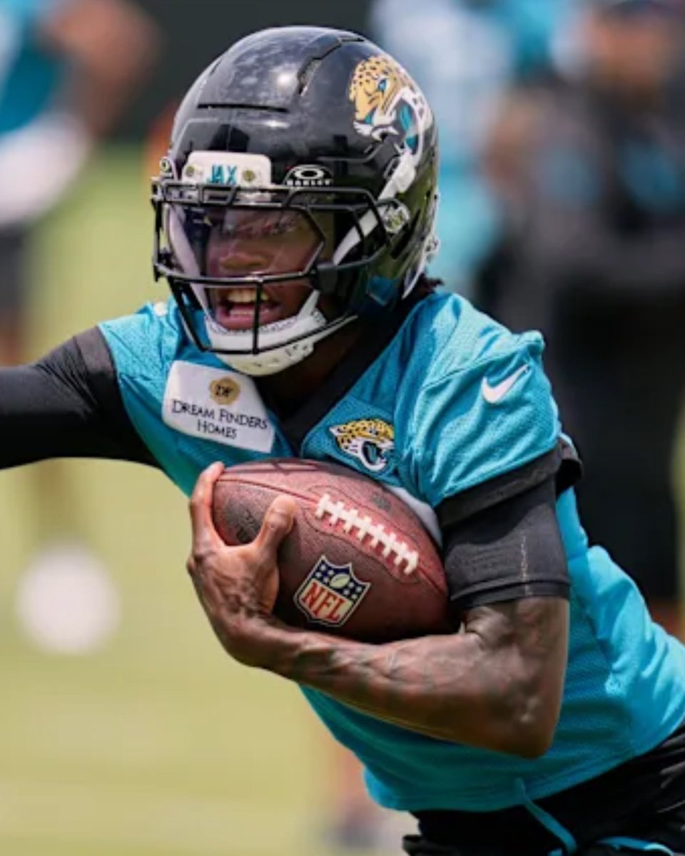 jasrifootball's tweet image. ๐ง๐ฅ๐๐ก๐๐๐ก๐: A woman sat next to Travis Hunter on a plane, not knowing he was a famous athlete, and she had nothing but nice things to say about him.
โI had the most wonderful flight home from Denver. I met the nicest young man who sat next to me. He offered to put my bagโฆ