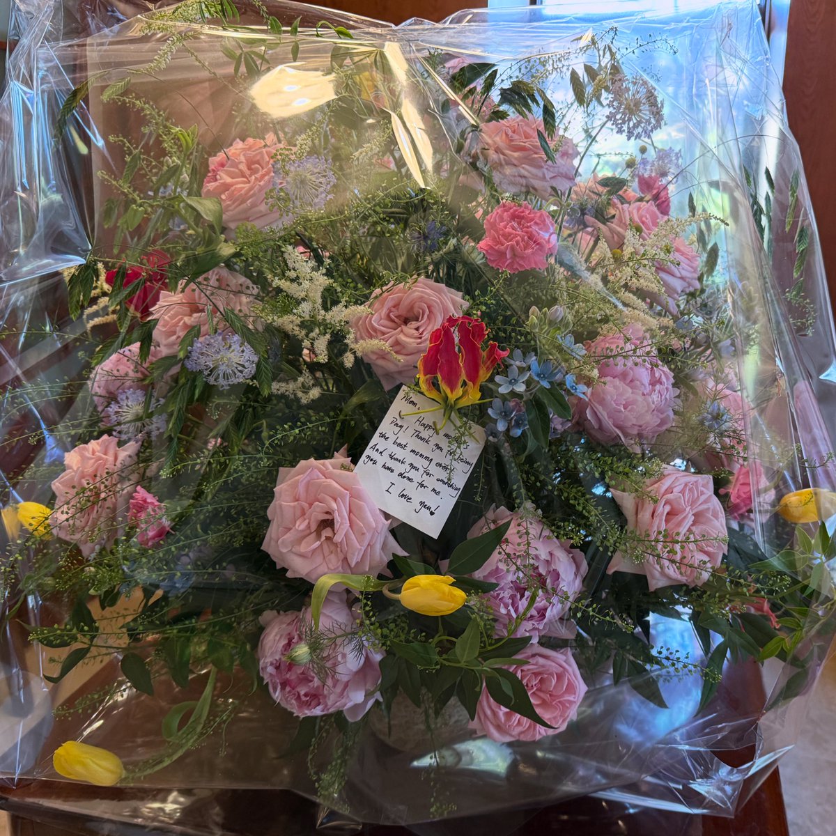 Made a bouquet for my mommy🩵
Happy Mother’s Day!