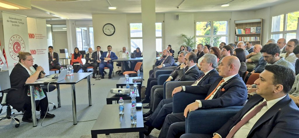 Kurumumuz tarafından yurt dışında yaşayan Türk toplumuna yönelik düzenlenen "Osmanlı'dan Cumhuriyet'e Bir Arada Yaşama Kültürü Konferansları" kapsamında İsviçre'nin Zürih şehrinde İsviçre Türk Toplumu Genel Merkezinde bir toplantı düzenlendi. 

Türk Tarih Kurumu Başkanı Prof. Dr.