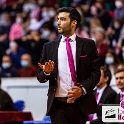 NotInMyHouse26's tweet photo. 📸@flleida
Hizo historia consiguiendo el ascenso a #LigaEndesa tras una histórica F4 en Madrid donde no era el fav y fundió a SP Burgos en la semi + Estu en la final. Don @GerardEncuentra Bellmunt a sus 35 años, salva al equipo de su tierra en su primera campaña en ACB. Mítico! https://t.co/nbDPIN3U1U