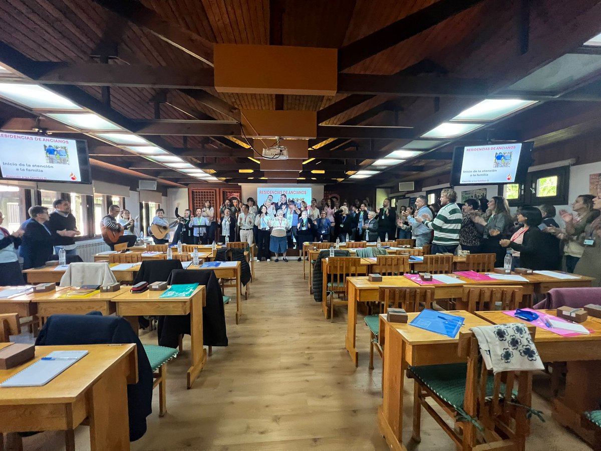 🟣 Del 5 al 7 de mayo vivimos en Ávila el Encuentro de Residencias Vicencianas: “El Carisma marca la diferencia”.

🗣️Con Óscar Muñoz (CMF) reflexionamos sobre cómo acompañar a las familias desde el carisma.
Ideas, fraternidad y una misión compartida.
#HijasDeLaCaridad