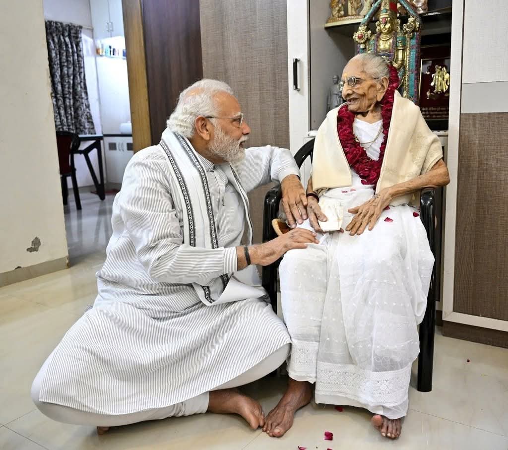 मातृ देवो भव: 

अदम्य साहस, निश्छल प्रेम, करुणा एवं ममता की प्रतीक समस्त मातृ शक्ति को मातृ दिवस की हार्दिक बधाई एवं अनंत शुभकामनाएं।

#HappyMothersDay2025 
<a href="/narendramodi/">Narendra Modi</a> <a href="/PMOIndia/">PMO India</a>