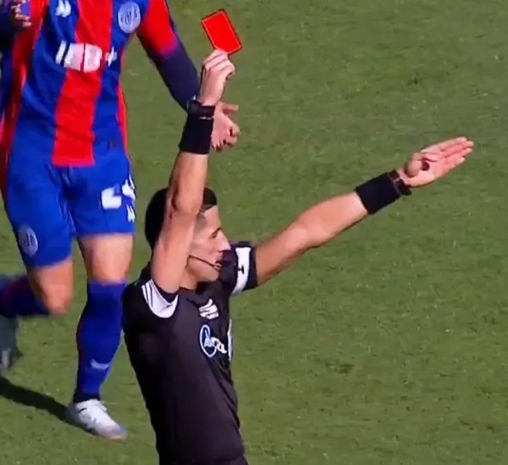 fedegiannetti93's tweet photo. Yael Falcón Pérez fue al Nuevo Gasómetro a dejar afuera a San Lorenzo. Ni siquiera se gastó en disimular, porque no hace falta. El club está completamente indefenso ante el poder. No pudo lograr su objetivo, pero hay que saber que lo buscarán los próximos árbitros también. https://t.co/TWsaqcj1YN