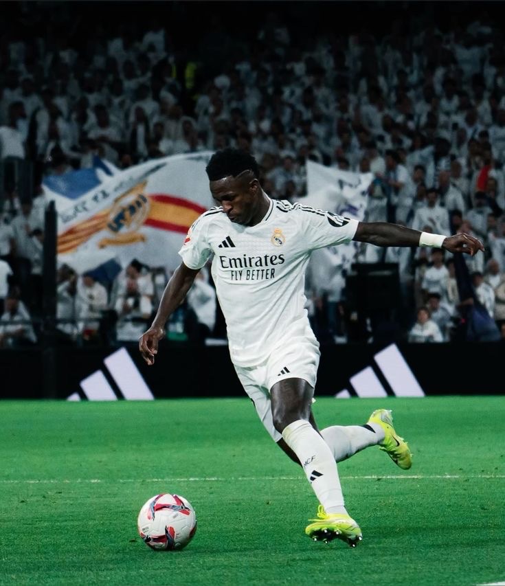 RealBrasil_BR's tweet photo. 🚨 Vinicius Jr. concordou em renovar seu contrato.

Ele renovará até 2030 e será um dos jogadores mais bem pagos do elenco. 

O jogador ganhará cerca de € 20 milhões de euros líquidos após seu novo contrato.

O contrato também incluirá bônus por títulos conquistados, gols marcados e prêmios individuais.

[@diarioas]