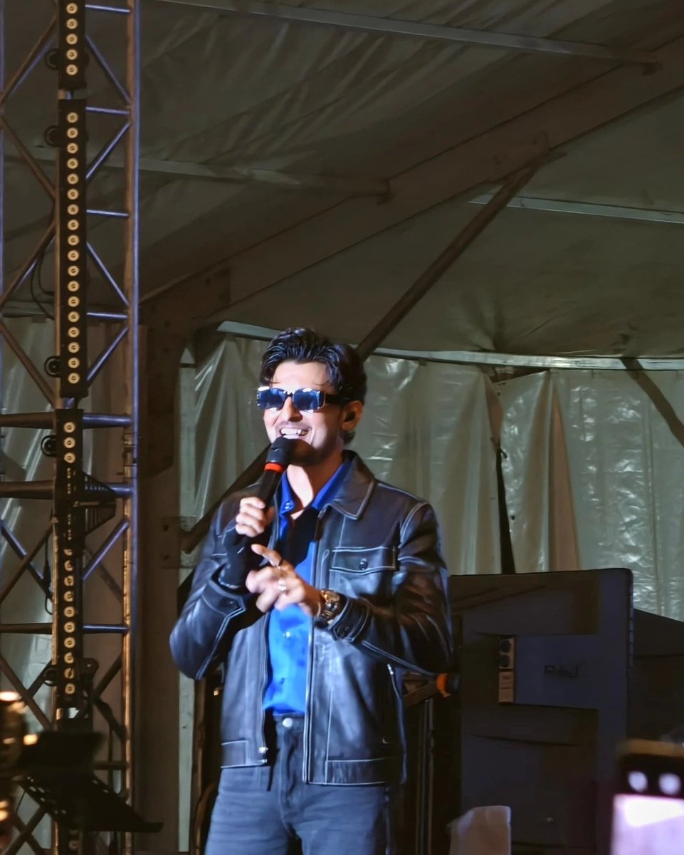 Aesthetic smile 🤭💙 <a href="/DarshanRavalDZ/">Darshan Raval 🏠💙</a>