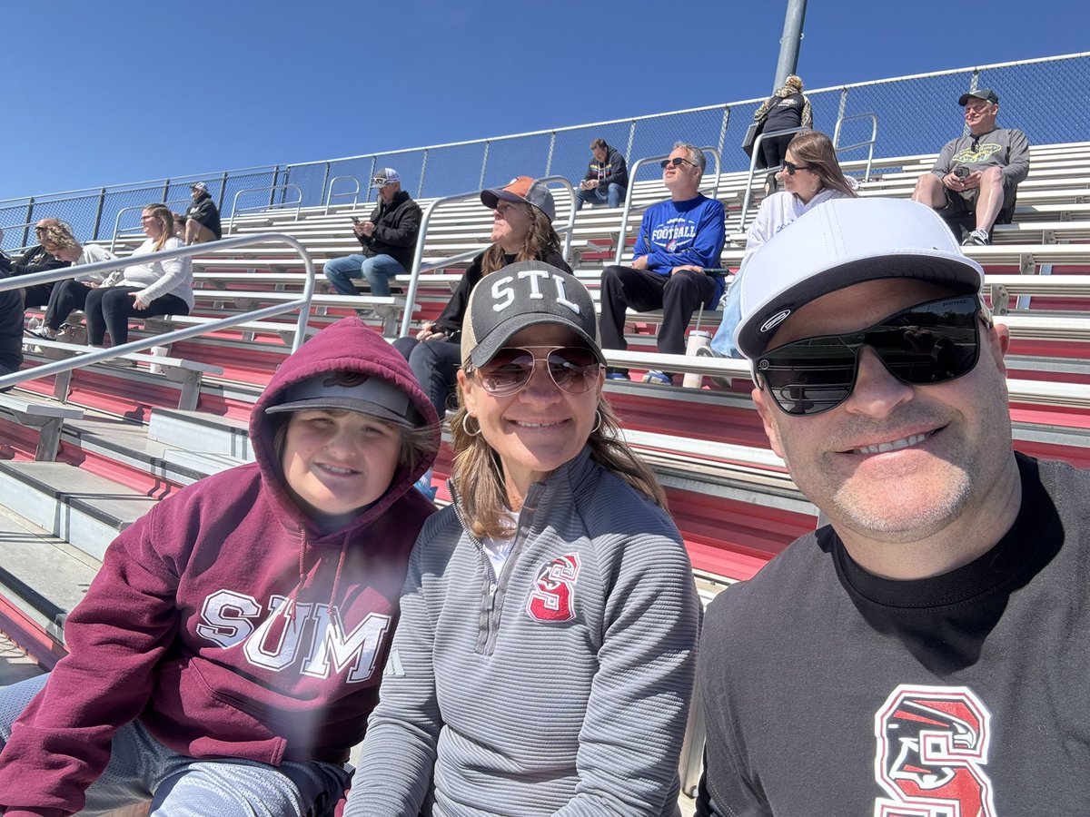 Dr_Geoff_Macy's tweet image. Celebrating the best Mom ever today! Always supporting her boys on and off the field!! Happy Mother’s Day Angie!
