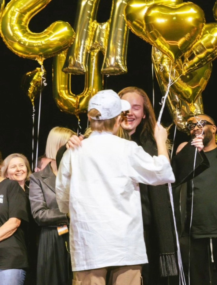 playpatroas's tweet image. feliz dia das mães, Adele.
seu dom transforma canções em sentimentos, mas é o amor de mãe que faz de você uma sinfonia inteira. entre aplausos e multidões, é no sorriso do Angelo que mora seu verdadeiro palco. te admiro não só pelo que canta, mas por tudo o que ama. 💛✨️